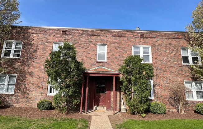 2 beds, 1 bath, 775 sqft, $1,060, Unit 656 Southcrest Court #3