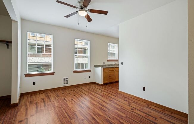 Studio, 1 bath, 359 sqft, $1,325, Unit 301