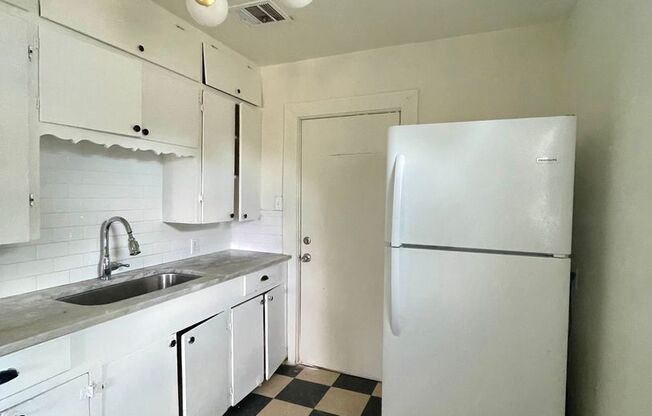 Cute 2 bed/1 bath House Steps Away from Park