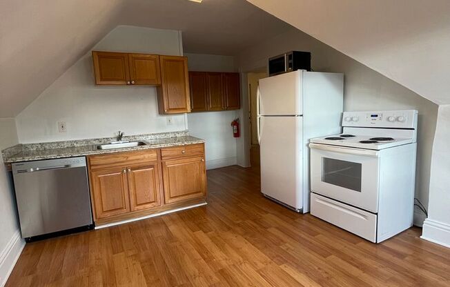 2 beds, 1 bath, $1,045, Unit Apt 3