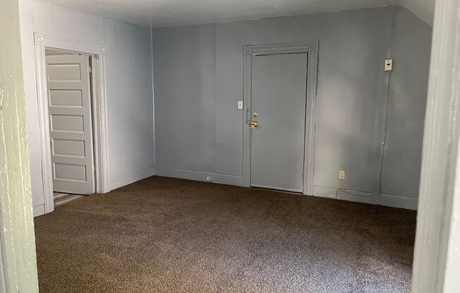 2 beds, 1 bath, 980 sqft, $850, Unit Up