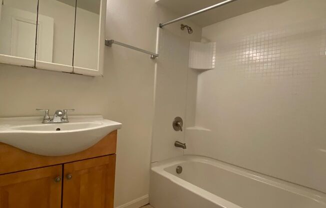 3 beds, 1 bath, $1,965, Unit 332202