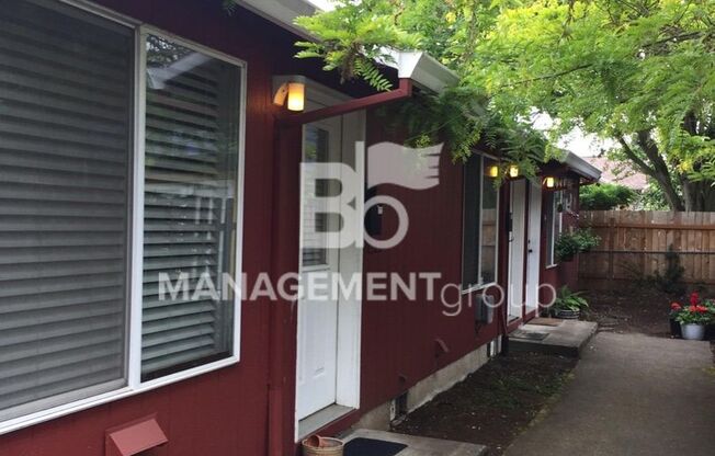 Well maintained Overlook neighborhood tri-plex!