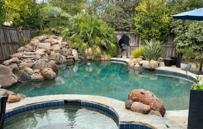 5/3 (3521 sqft)-Pool, Firepit, Dog Run, Outside BBQ, Fireplace - THIS HOUSE HAS IT ALL!