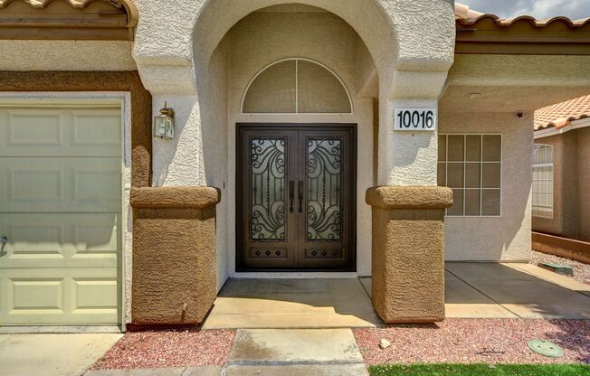 Spacious 5-Bedroom Retreat with Dual Fireplaces & Private Backyard Oasis near The Lakes!