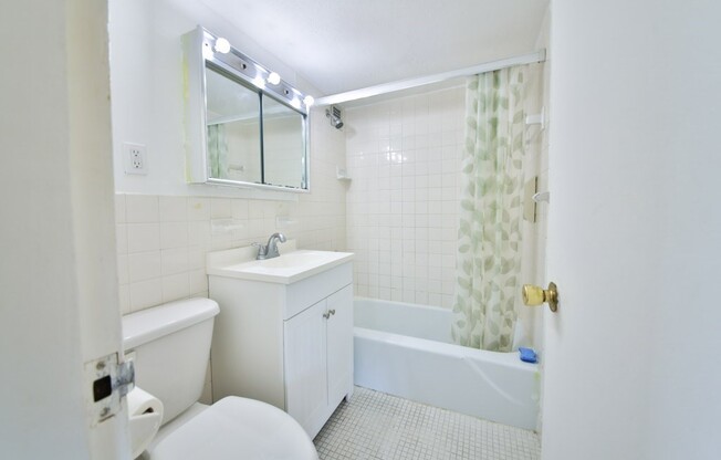 2 beds, 2 baths, 1,282 sqft, $4,200, Unit 4E