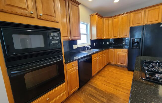 5 beds, 3 baths, $2,695