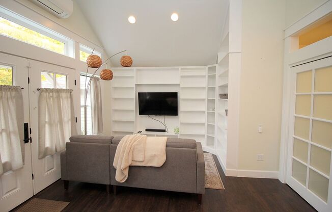 FULLY FURNISHED Spacious ADU Located in the heart of Portland's Historic Laurelhurst Neighborhood!