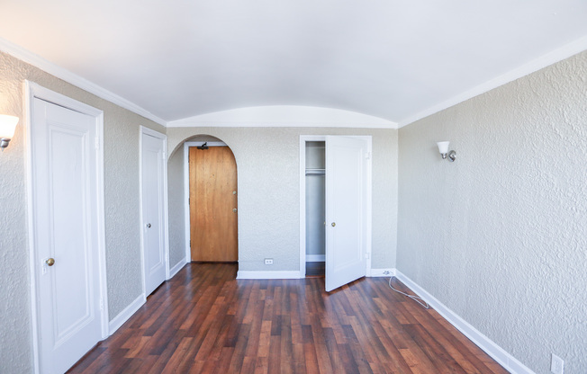 1061 W ROSEMONT
