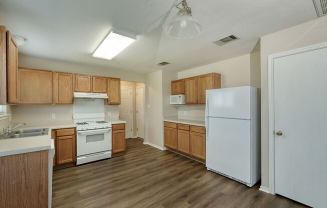 Spacious 4/2.5/2 home w/loft!