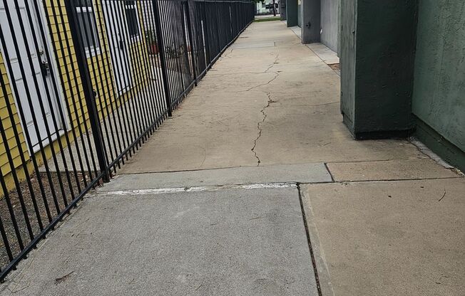 1019–1049 E Avenue