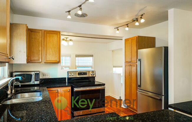 **Rent Special** Spacious 4-Bed Home Near Parks, Schools, and Shops