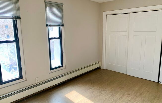 2 beds, 1 bath, $1,300, Unit 301