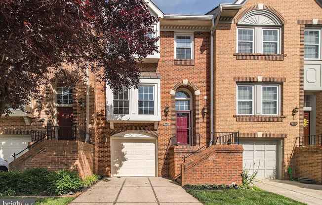 Gorgeous, bright 3 bed 3 bath Townhouse in Heart of Fairfax