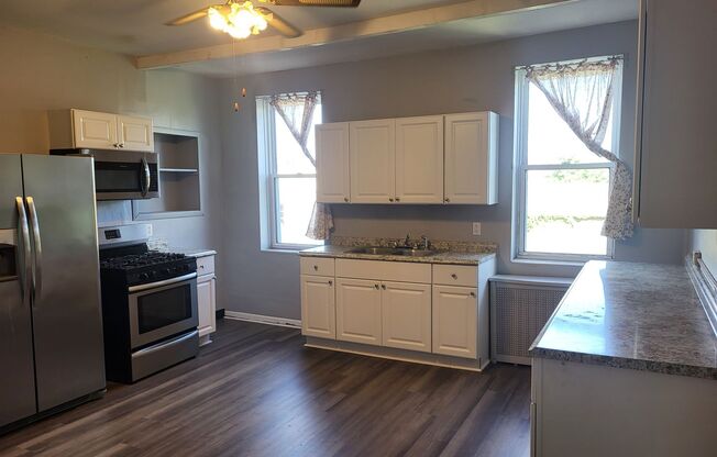 2 beds, 1 bath, $1,595