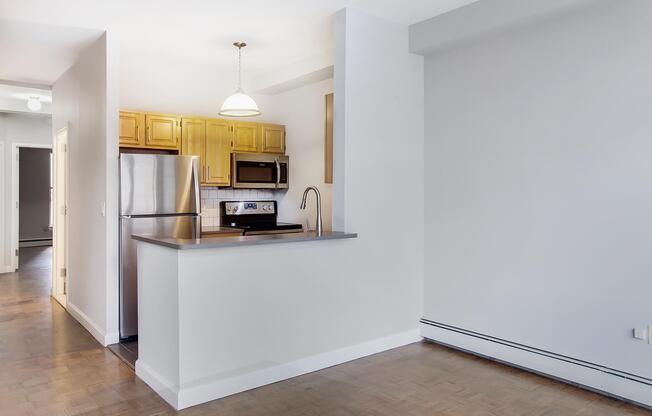 596 9 AVE