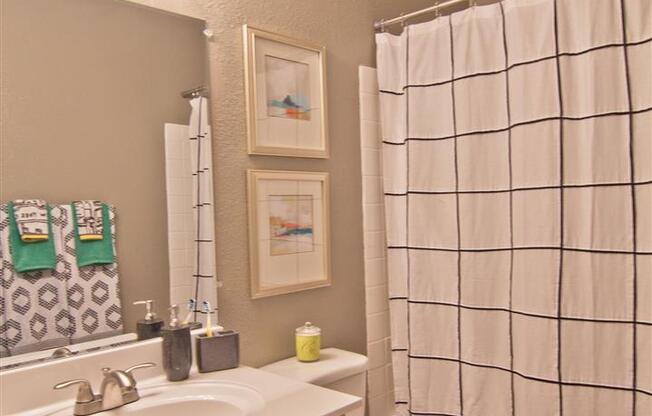 Full bathroom at Lakecrest Apartments, PRG Real Estate Management, South Carolina