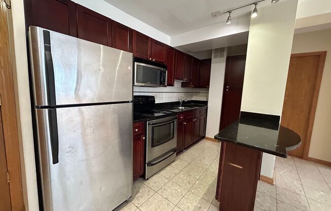 1 bed, 1 bath, 700 sqft, $1,900, Unit 418-1004