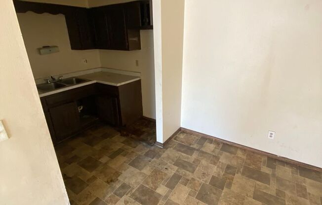 1 bed, 1 bath, 700 sqft, $899, Unit Custer-201
