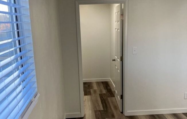 1 bed, 1 bath, 700 sqft, $950, Unit 319 1/2