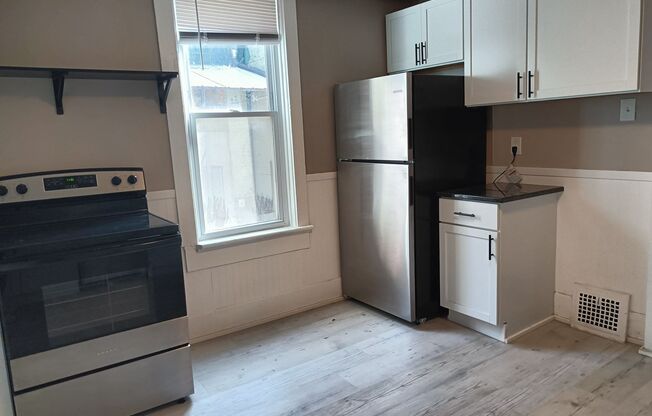 2 beds, 1 bath, $1,495, Unit lower