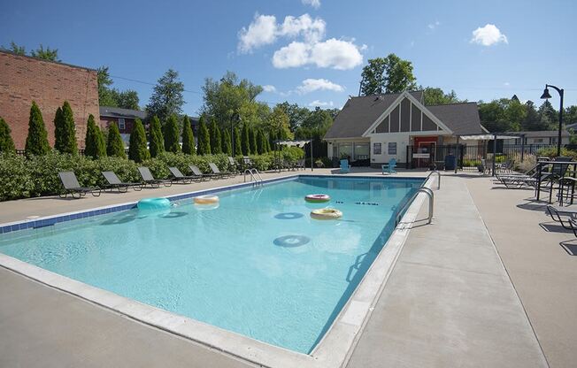 sparkling swimming pool at arcadian grove apartments in Kalamazoo