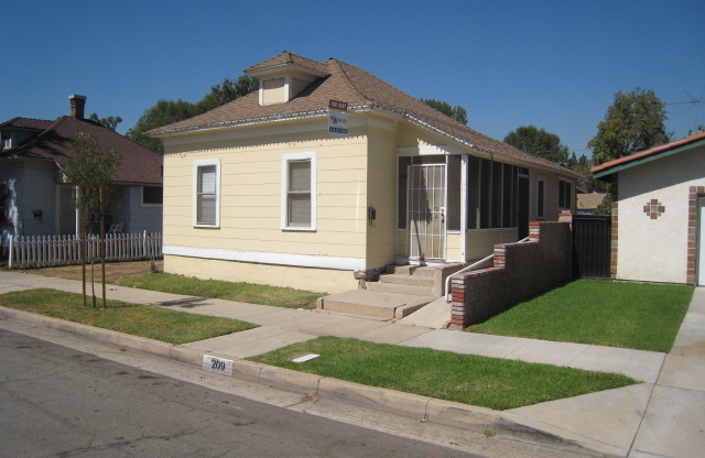 2 Bedroom House for Lease. Great San Dimas Location, Very Large Back Yard.