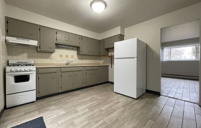 2 beds, 1 bath, $1,195, Unit B