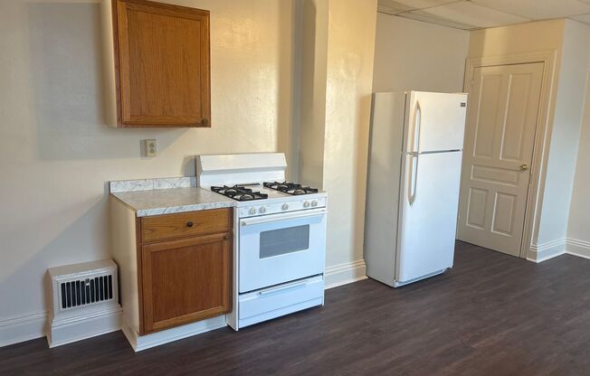 3 beds, 1 bath, $1,095, Unit Unit 2