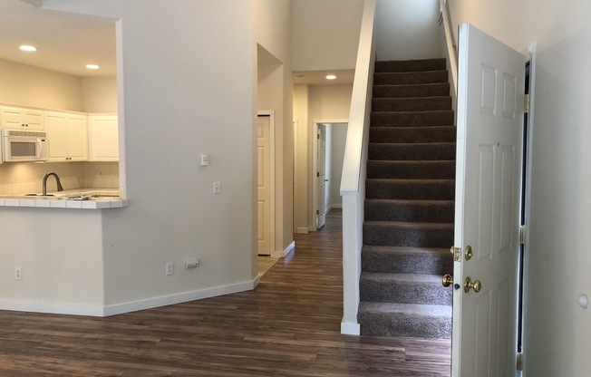 Beautiful Townhouse in Prime Tigard Location – 2 Bed + Bonus Room – Walk to Washington Square!