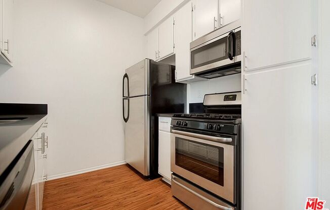 Studio, 1 bath, 425 sqft, $2,016, Unit 402