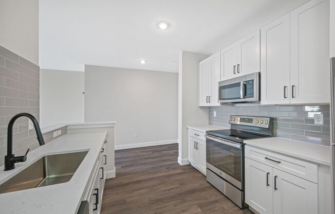 1 bed, 1 bath, 740 sqft, $2,325, Unit 19