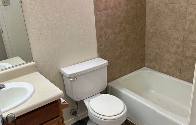 2 beds, 2 baths, 957 sqft, $1,015, Unit 87