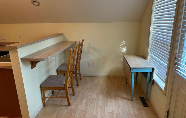 1 bed, 1 bath, $625, Unit Above Garage