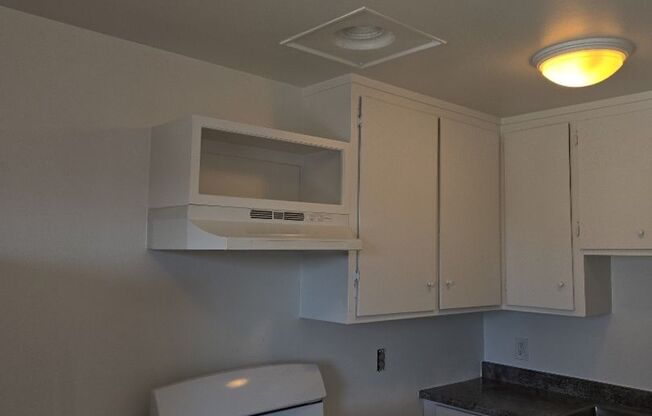 1 bed, 1 bath, $1,600, Unit 9240 Macarthur Blvd #6