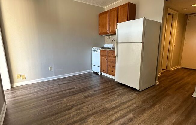 Flexible lease length at a great price! Secure this unit for 6, 12 or 18 months @ $1050/month!! Move In NOW