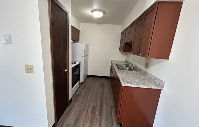 3 beds, 1 bath, $1,125, Unit 1990-01