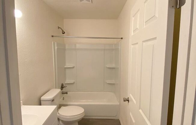 2 beds, 1 bath, 825 sqft, $1,200, Unit Unit 3