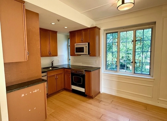 1 bed, 1 bath, 566 sqft, $2,800, Unit B605