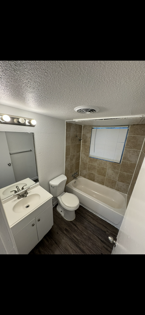 1 bed, 1 bath, 610 sqft, $1,300, Unit 252