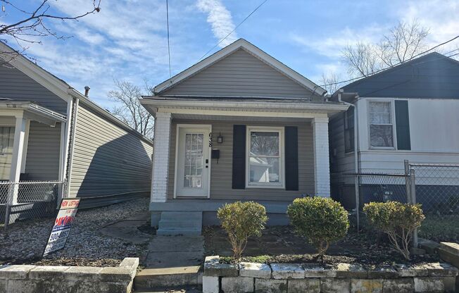 Charming 3 Bedrooms, 2 Full Bathroom Home! All Appliances Included! Available NOW!