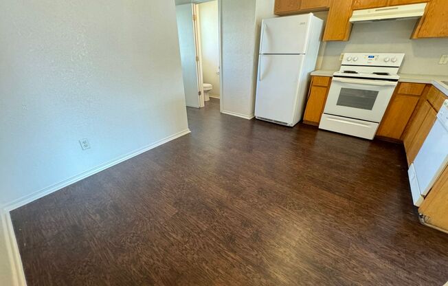 2 beds, 1.5 baths, 961 sqft, $795, Unit Apt B