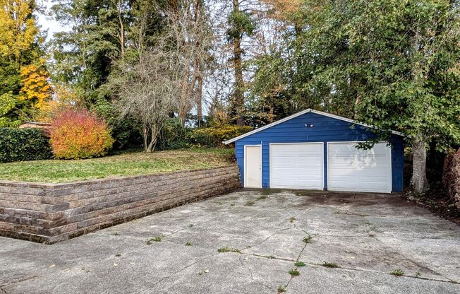 Sprawling Rambler House with huge detached 2 car garage - Close to Everything