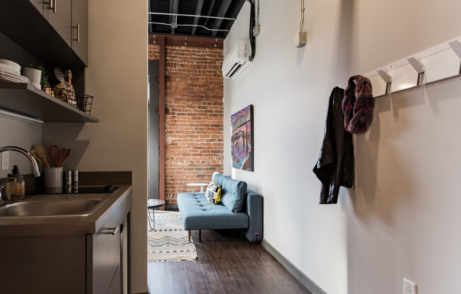 Studio, 1 bath, 289 sqft, $899, Unit 202