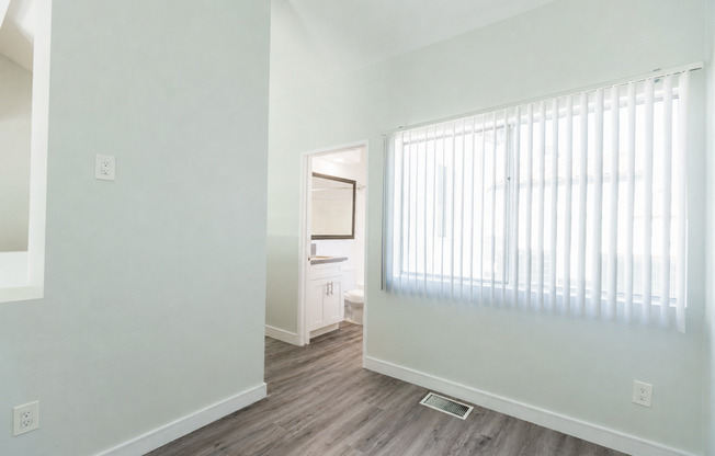 1 bed, 2 baths, 995 sqft, $3,098, Unit 213