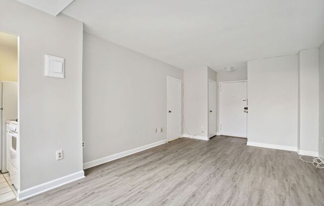 Spacious & Bright Studio at River Place West