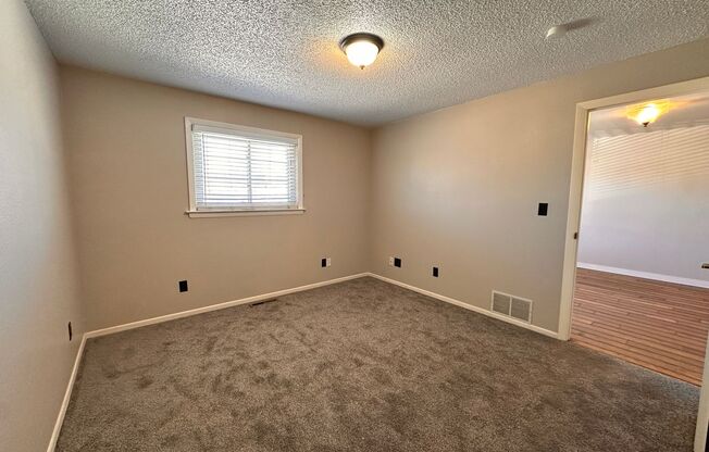 2 beds, 1 bath, 800 sqft, $1,695, Unit 509 7th St - Upper unit