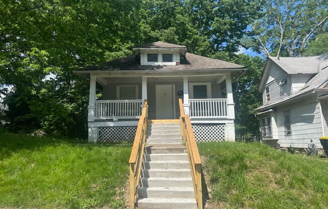 Charming 2 Bed, 1 Bath Home with large front Porch - Conveniently Located in Kansas City!