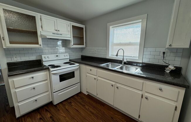 3 beds, 1 bath, $1,200, Unit Apt B