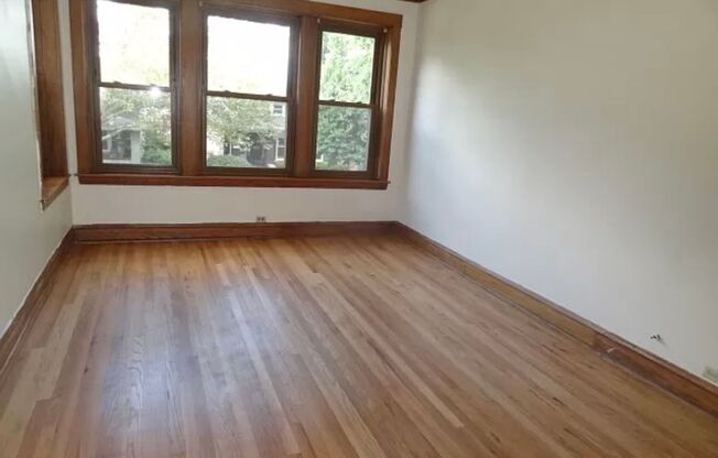Portage Park apartment! 2 Bedroom with large yard!